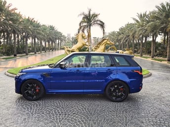 Blu Range Rover Sport SVR in affitto a Abu-Dhabi 1