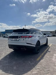 Blanc Range Rover Velar en location à Abu-Dhabi 1