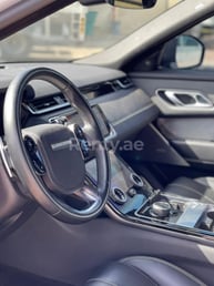 Blanco Range Rover Velar en alquiler en Dubai 3