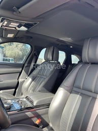 在Abu-Dhabi租赁白色 Range Rover Velar 4