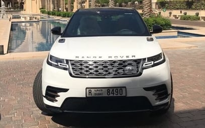 Blanco Range Rover Velar en alquiler en Dubai