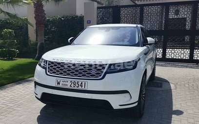 Blanc Range Rover Velar en location à Dubai