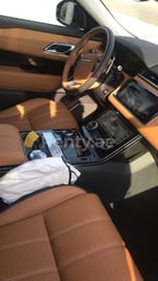 Blanco Range Rover Velar en alquiler en Dubai 2