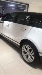 أبيض Range Rover Velar للإيجار في Abu-Dhabi 3