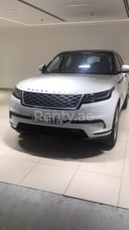 Blanco Range Rover Velar en alquiler en Abu-Dhabi 6