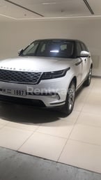 أبيض Range Rover Velar للإيجار في Dubai 7