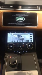 在Abu-Dhabi租赁白色 Range Rover Velar 10