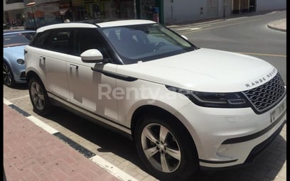 Blanc Range Rover Velar en location à Abu-Dhabi