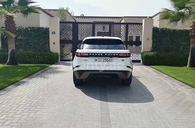 Blanco Range Rover Velar en alquiler en Sharjah 0