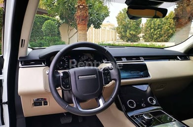 أبيض Range Rover Velar للإيجار في Abu-Dhabi 1