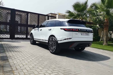 Blanco Range Rover Velar en alquiler en Dubai 2