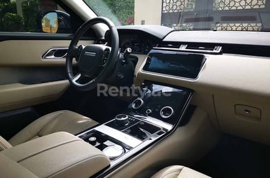 Blanco Range Rover Velar en alquiler en Sharjah 3