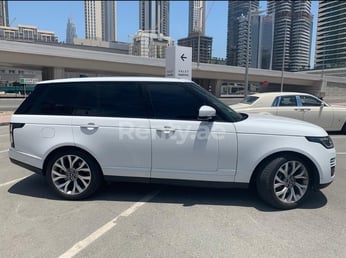 أبيض Range Rover Vogue Supercharged للإيجار في Dubai 1