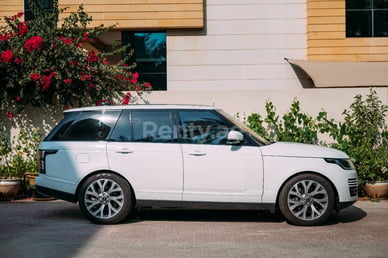 أبيض Range Rover Vogue للإيجار في Abu-Dhabi 4