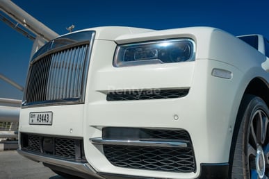 Weiß Rolls Royce Cullinan zur Miete in Abu-Dhabi 2