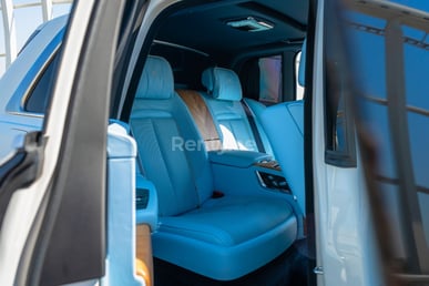 Blanco Rolls Royce Cullinan en alquiler en Dubai 6