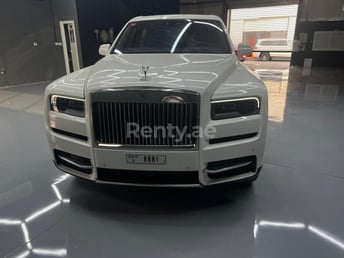 Blanco Rolls Royce Cullinan en alquiler en Abu-Dhabi 2