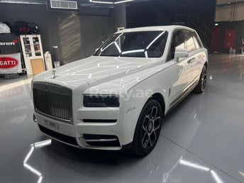 أبيض Rolls Royce Cullinan للإيجار في Dubai 3