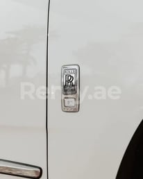 Blanco Rolls Royce Cullinan en alquiler en Sharjah 3