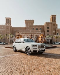 أبيض Rolls Royce Cullinan للإيجار في Sharjah 4