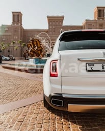 أبيض Rolls Royce Cullinan للإيجار في Sharjah 7