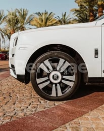 Blanc Rolls Royce Cullinan en location à Sharjah 8