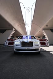 Weiß Rolls Royce Dawn Black Badge zur Miete in Abu-Dhabi 1