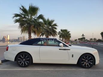 在Abu-Dhabi租赁白色 Rolls Royce Dawn Black Badge 0