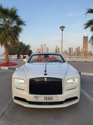 Blanc Rolls Royce Dawn Black Badge en location à Abu-Dhabi 3