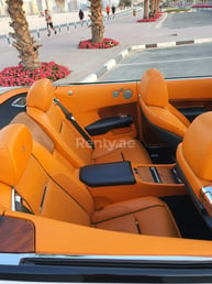 Blanco Rolls Royce Dawn Black Badge en alquiler en Dubai 4