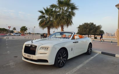 Blanc Rolls Royce Dawn Black Badge en location à Dubai