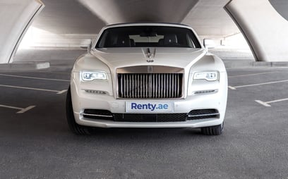 Blanc Rolls Royce Dawn en location à Abu-Dhabi