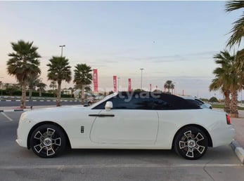 Blanco Rolls Royce Dawn en alquiler en Dubai 1