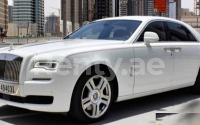 在Dubai租赁白色 Rolls Royce Ghost