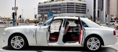 Blanco Rolls Royce Ghost en alquiler en Sharjah 0