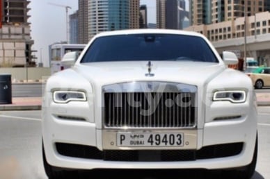 Bianca Rolls Royce Ghost in affitto a Dubai 1