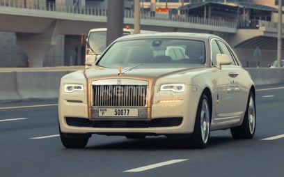 أبيض Rolls Royce Ghost للإيجار في Dubai