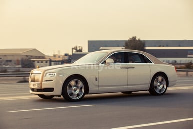 Weiß Rolls Royce Ghost zur Miete in Dubai 0