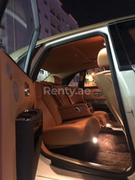 Bianca Rolls Royce Ghost in affitto a Dubai 2