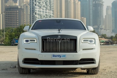 أبيض Rolls Royce Wraith- BLACK BADGE للإيجار في Abu-Dhabi 0