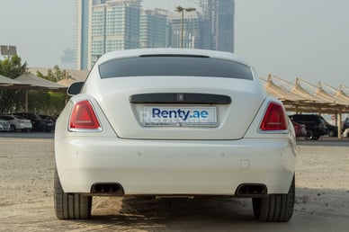 Weiß Rolls Royce Wraith- BLACK BADGE zur Miete in Abu-Dhabi 2