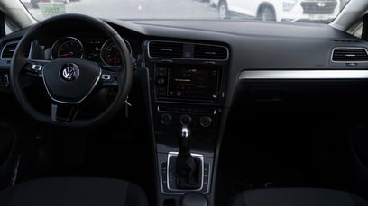 أبيض Volkswagen Golf للإيجار في Abu-Dhabi 2