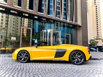 在Dubai租赁黄色 Audi R8- V10 SPYDER 3