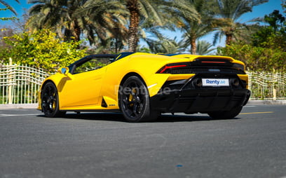 Amarillo Lamborghini Evo Spyder en alquiler en Dubai 1
