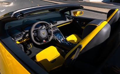 在Dubai租赁黄色 Lamborghini Evo Spyder 3