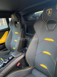 Jaune Lamborghini Evo en location à Abu-Dhabi 2