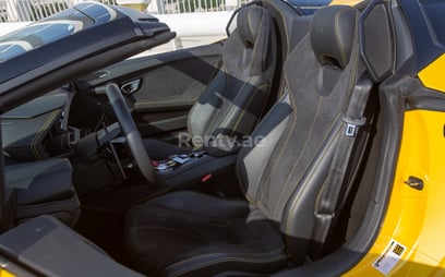الأصفر Lamborghini Huracan Spyder للإيجار في Dubai 5