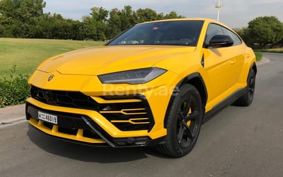 Gelb Lamborghini Urus zur Miete in Dubai