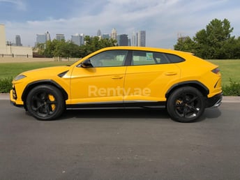 Giallo Lamborghini Urus in affitto a Dubai 0