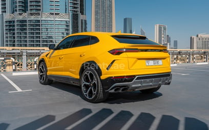 الأصفر Lamborghini Urus للإيجار في Dubai 1
